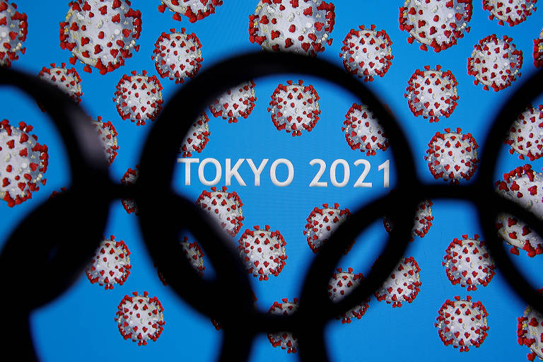 O logo dos arcos olímpicos à frente de uma ilustração feita com símbolos do coronavírus e o letreiro "Tóquio 2021"
