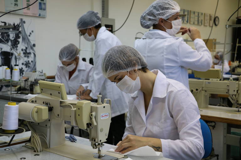 Voluntários fabricam máscaras e jalecos para profissionais de saúde; trabalho usa os laboratórios de produção têxtil da na Universidade de Passo Fundo (UPF)