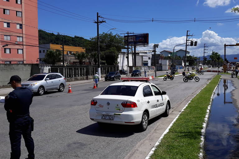 Blitz na entrada de Santos (SP); cidades da Baixada Santista têm acessos bloqueados para turistas