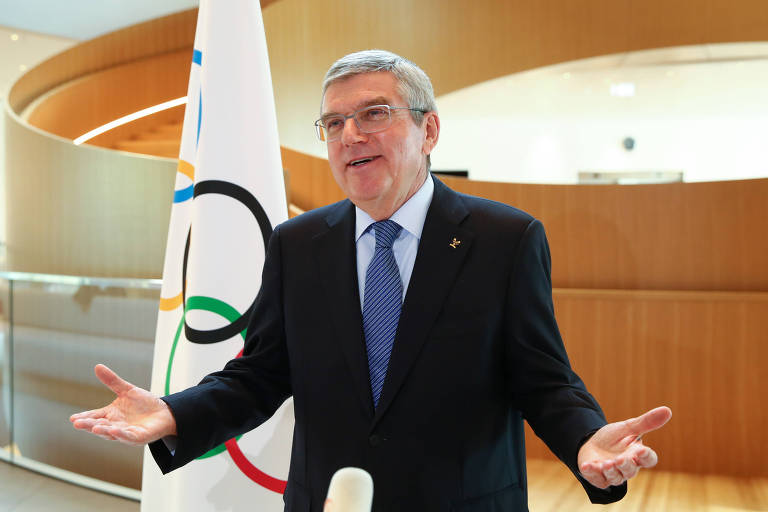 Thomas Bach, presidente do COI, responde a perguntas sobre adiamento dos Jogos