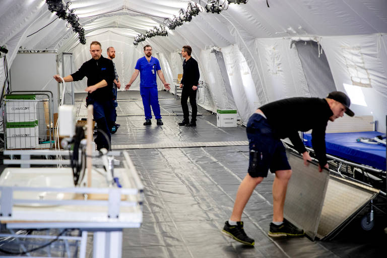Militares preparam um hospital de campo em meio à disseminação da Covid-19, em Gotemburgo