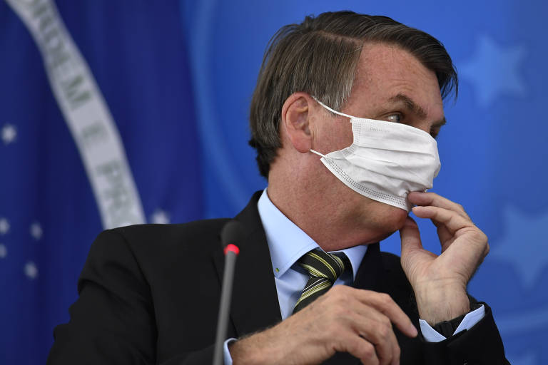 Brasileiros usam máscaras para se proteger do novo coronavírus