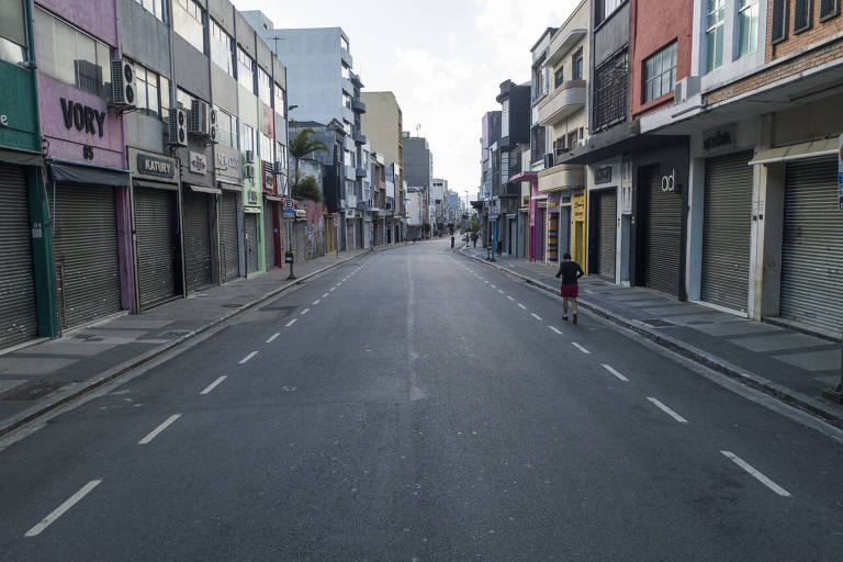Rua em São Paulo vazia e com comércio fechado devido durante quarentena