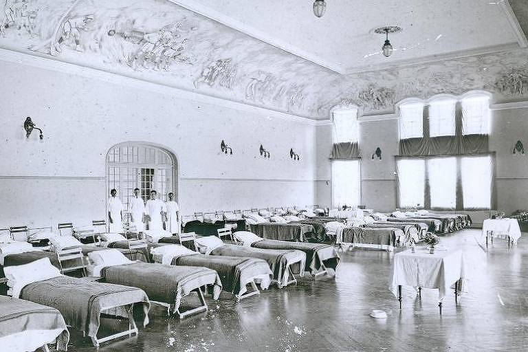Leitos instalados no Club Athletico Paulistano durante a epidemia da "gripe espanhola", em 1918