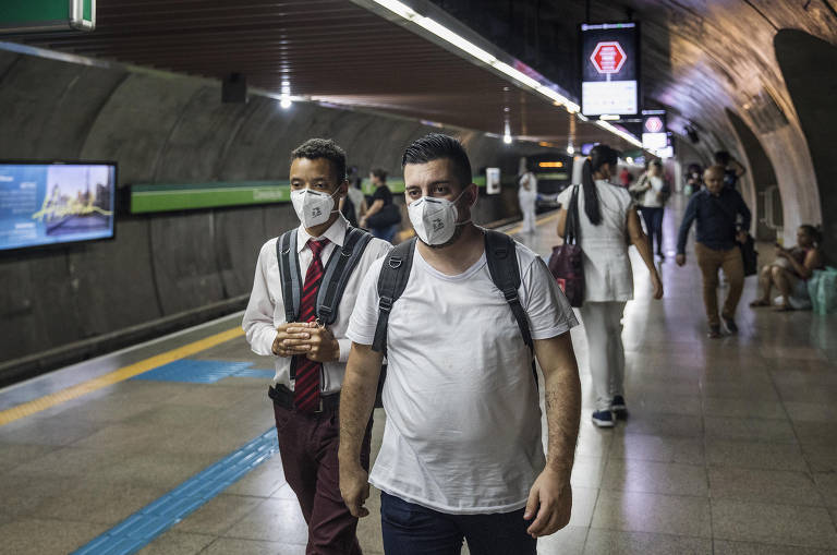 DOENÇAS CARDIOVASCULARES: pessoas com doenças do coração ou nos vasos sanguíneos estão entre os grupos mais vulneráveis a complicações da Covid-19. Uma série de fatores explica: o paciente com doenças cardiovasculares tem o sistema imunológico debilitado, o que compromete a defesa do organismo frente à infecção; devido à fraqueza desses pacientes, o organismo produz mais secreção na garganta, o que pode espalhar a infecção até o pulmão com mais facilidade; o vírus Sars-Cov-2 pode afetar o músculo cardíaco desse pacientes, que já têm o coração sobrecarregado, e causar miocardite (inflamação do miocárdio)