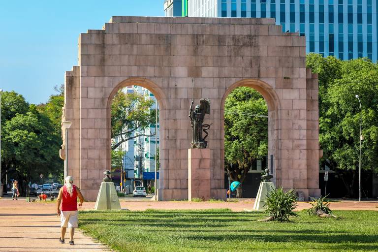 Idoso caminha em parque de Porto Alegre, no Rio Grande do Sul, estado com a maior proporção de habitantes de 65 anos ou mais do país