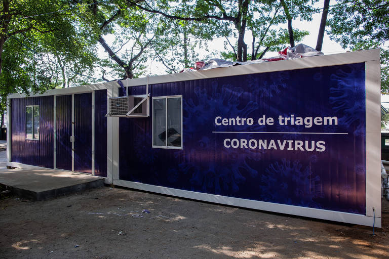 Centro de triagem para tratar coronavírus na área externa do Instituto de Infectologia Emílio Ribas