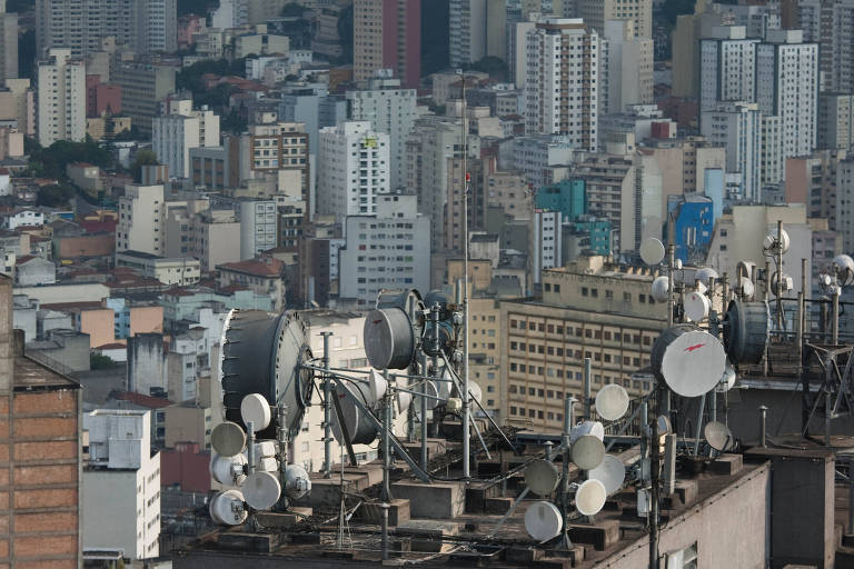Antenas de telefonia celular no topo do edifício Copan, no centro de São Paulo