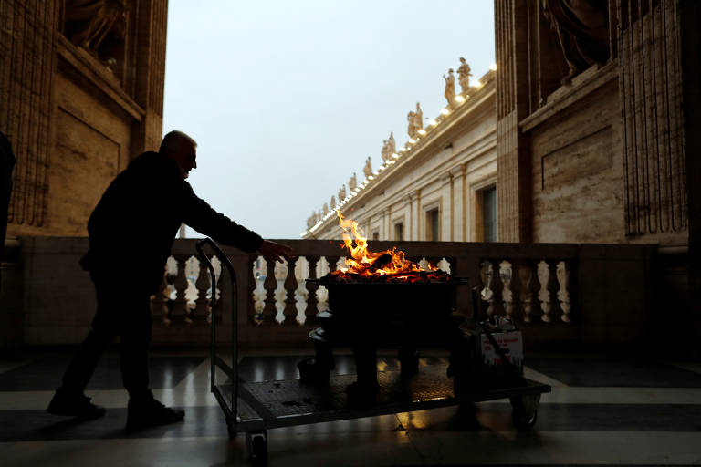 Trabalhador prepara incenso para a bênção especial do Papa Francisco, nesta sexta (27), em resposta à pandemia do coronavírus