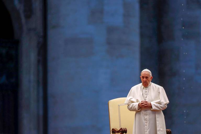 Papa reza sozinho na praça São Pedro contra o coronavírus