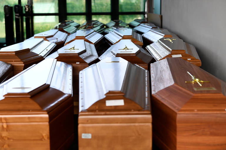 Caixões de pessoas mortas por Covid-19, doença causada pelo novo coronavírus, em crematório na cidade de Serravalle Scrivia, na província de Alessandria, norte da Itália