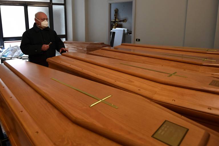 Padre da cidade de Albino, dom Giuseppe Locattelli abençoa caixões de pessoas mortas pelo coronavírus