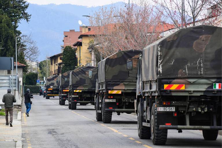Caminhões do Exército italiano partem de Bergamo, com cemitérios e crematórios lotados, levando caixões com corpos de mortos pelo novo coronavírus para outras regiões da Itália