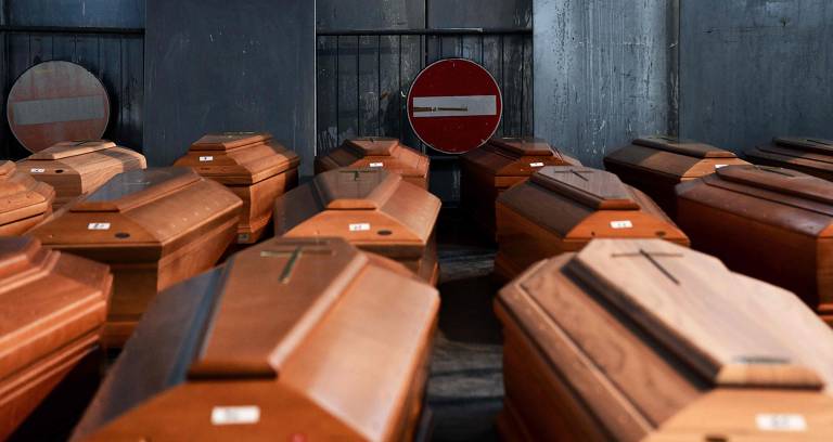 Caixões de pessoas mortas pelo coronavírus em armazém em Ponte San Pietro, nas promixidades de Bergamo, na Lombardia