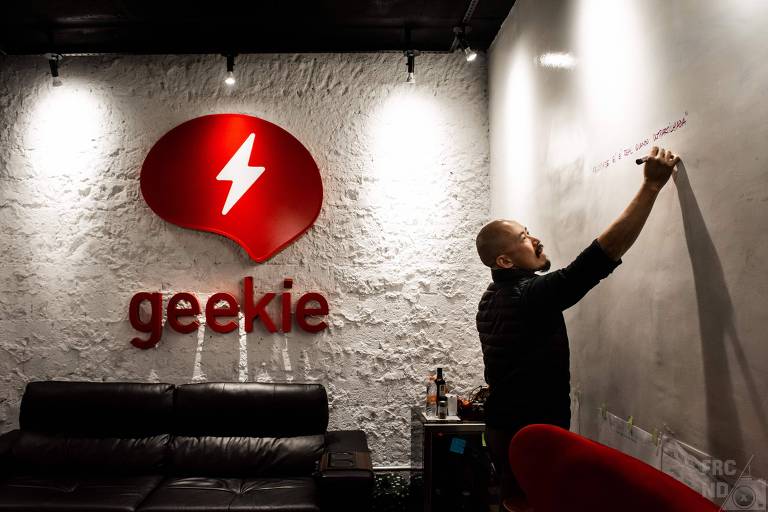 Ao longo da trajetória, a plataforma Geekie Games auxiliou 73% dos estudantes brasileiros com idade entre 18 anos e 24 anos