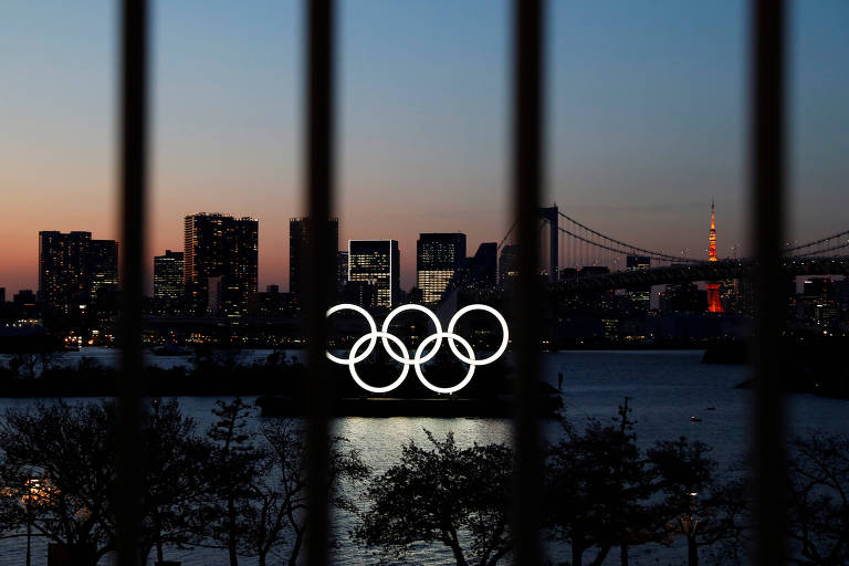 Os anéis olímpicos vistos continuam exibidos em Tóquio apesar do adiamento dos Jogos
