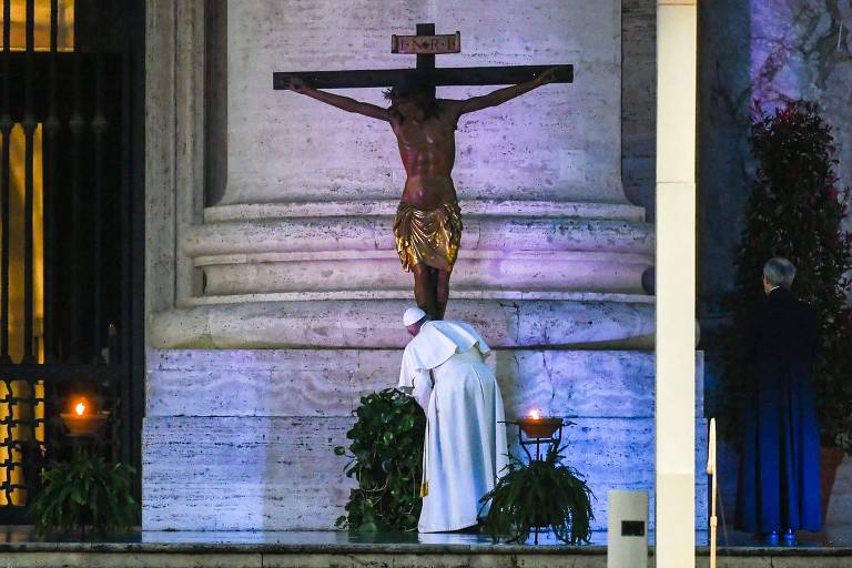 O papa Francisco beija o crucifixo, que segundo a tradição salvou Roma da peste negra em 1522 