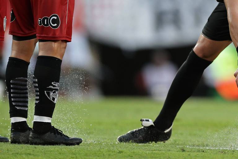 Jogador do Central Córdoba espera para cobrar falta em jogo contra o River Plate, pelo campeonato argentino
