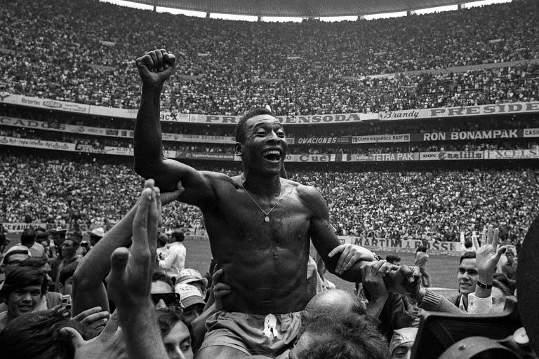 Pelé, da seleção Brasileira, é levantado durante comemoração do título da Copa do Mundo de 1970, após a vitória da seleção Brasileira sobre a Itália, por 4 a 1, no Estádio Azteca