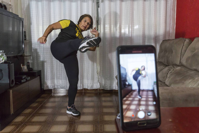 A educadora física Teresinha Alves de Jesus, 66 anos, está gravando vídeos com aulas de dança e alongamento durante a quarentena