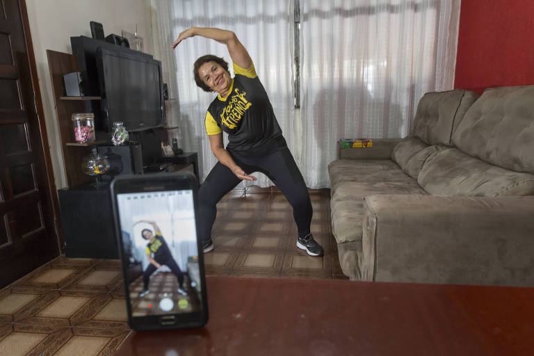 A educadora física Teresinha Alves de Jesus, 66 anos, está gravando vídeos com aulas de dança e alongamento e enviando para suas alunas, a maioria idosas com mais de 60 anos 