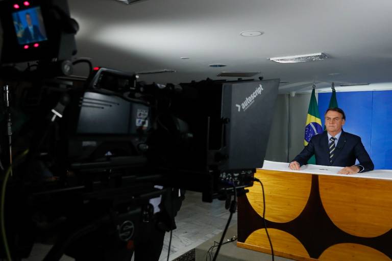 Jair Bolsonaro na gravação de seu pronunciamento em rede nacional, no dia 24