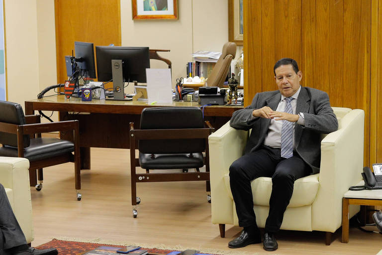 O vice-presidente, general Hamilton Mourão, em entrevista à Folha