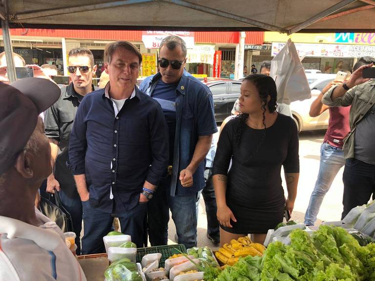 Bolsonaro faz giro por comércio de Brasília, em meio à pandemia de coronavírus, e provoca aglomeração