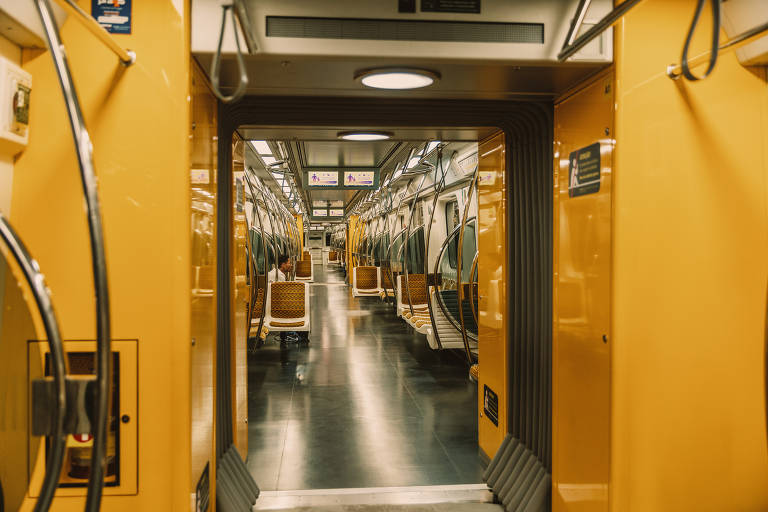 Vagão do metro da linha amarela