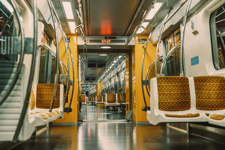 Vagão do metro da linha amarela