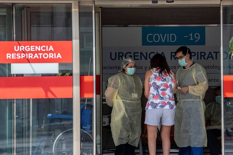 Mulher chega a hospital de emergência em Santiago, no Chile