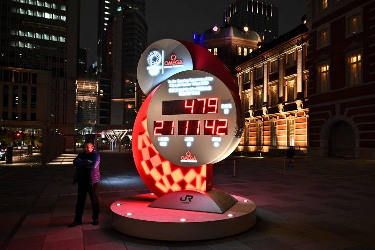 Após o anúncio das novas datas dos Jogos Olímpicos de Tóquio, o relógio que faz a contagem regressiva voltou a funcionar, na estação de trem da capital japonesa