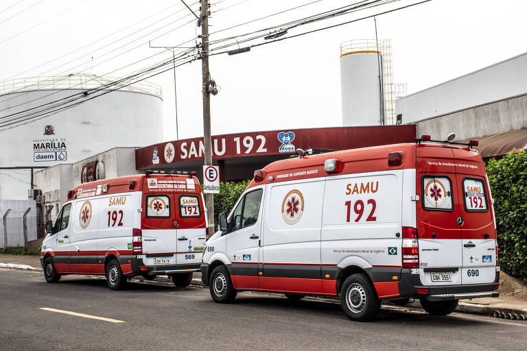 Ambulância estacionada na frente de um posto do Samu (Serviço de Atendimento Móvel de Urgência), no município de Marília, região centro-oeste do estado de São Paulo