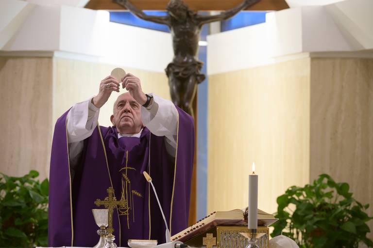 O papa Francisco celebra missa sem público na capela de Santa Marta, no Vaticano