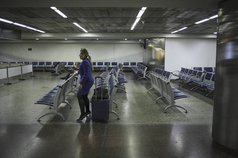 Movimentação de passageiros no aeroporto Internacional de Guarulhos na tarde de segunda-feira, 23 de março
