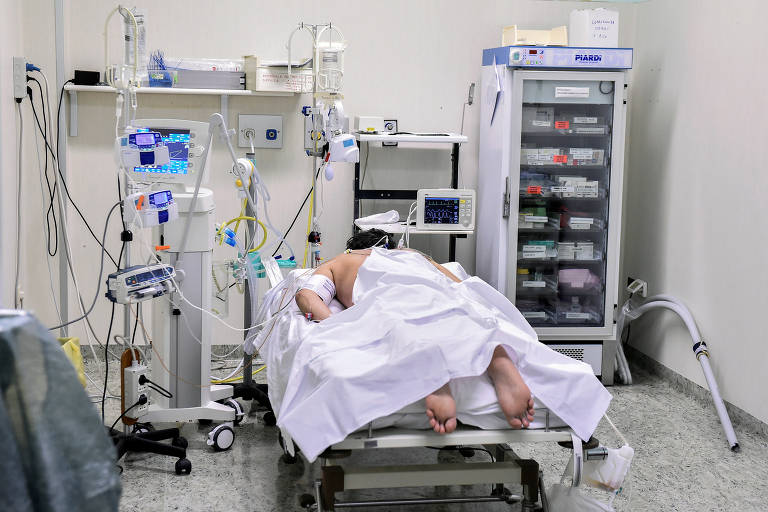 Paciente de Covid-19 em UTI no hospital Oglio Po, em Cremona, na Itália