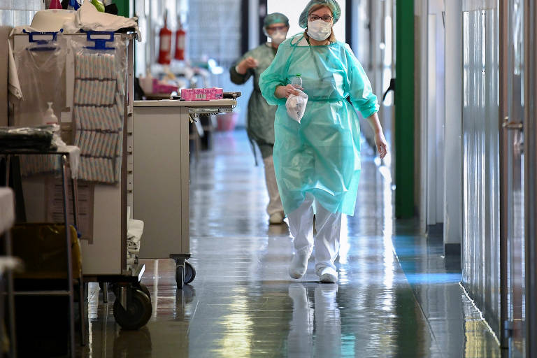 Profissionais da área médica com equipamentos de proteção em UTI no hospital Oglio Po, em Cremona, na Itália