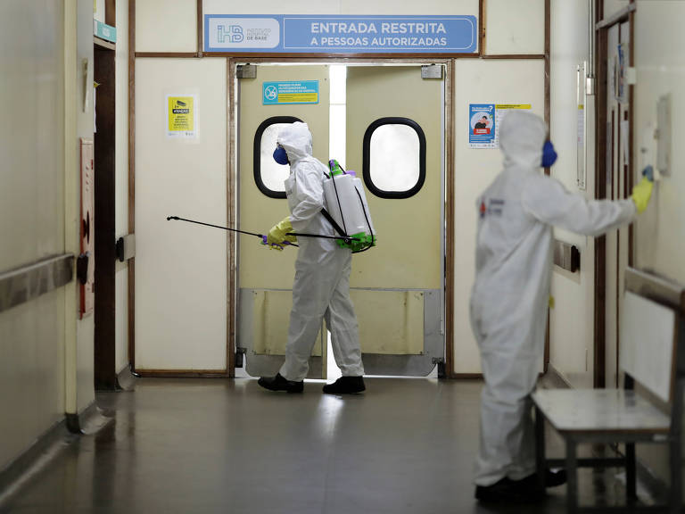Hospital sendo desinfectado em ação contra o coronavírus 
