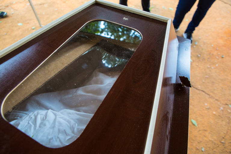 Cemitério Vila Formosa enterra pessoas mortas por suspeita de coronavírus