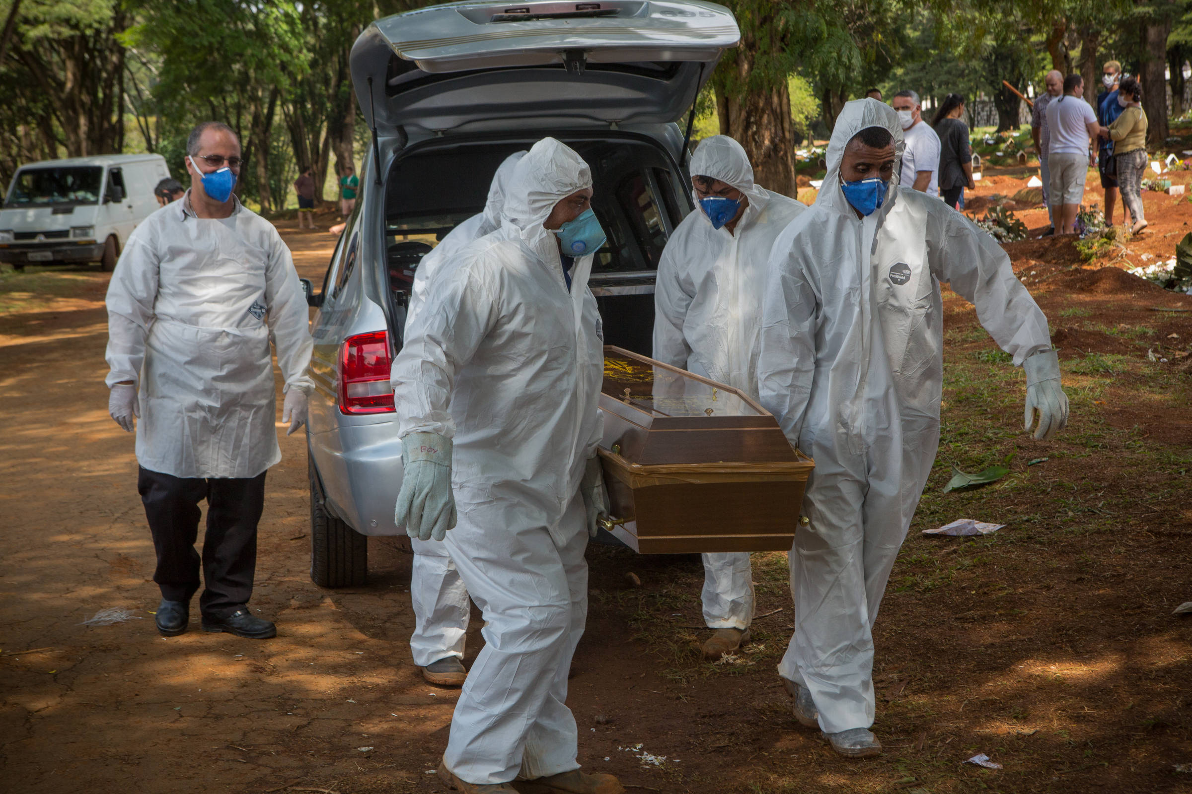 Brasil bate recorde e registra 204 novas mortes por coronavírus em 24 h