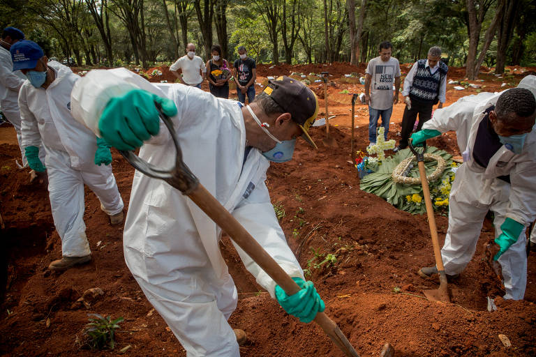 Sepultadores do cemitério Vila Formosa abrem novas covas para os enterros que ocorrerão nos próximos dias. A prática de deixar covas abertas é comum no Vila Formosa, mesmo em tempos de tranquilidade sanitária