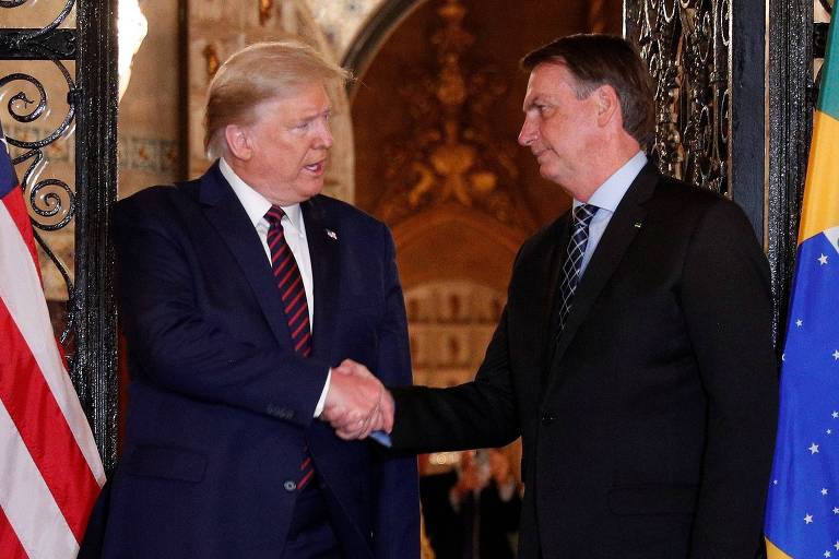 Donald Trump e Jair Bolsonaro se cumprimentam durante visita do brasileiro à Flórida
