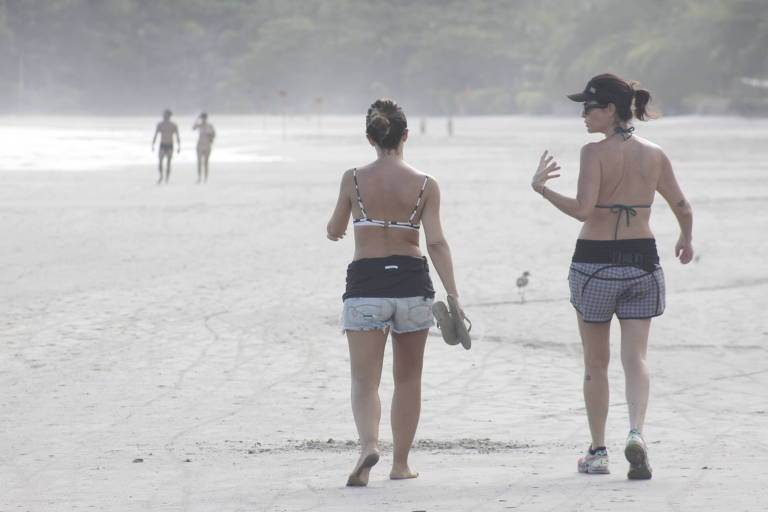 Banhistas na praia da Baleia, em São Sebastião, no litoral norte de SP, na tarde desta terça-feira (31)