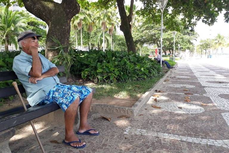 Morador de São Vicente, José Novaes Santana, 62, vai à praia de Santos para romper o confinamento