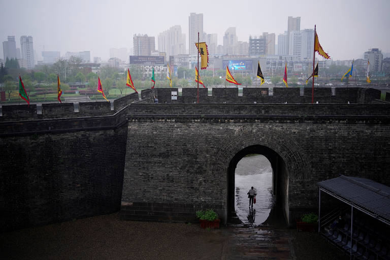 Turista passeia pela muralha histórica de Jingzhou, na provícina de Hubei