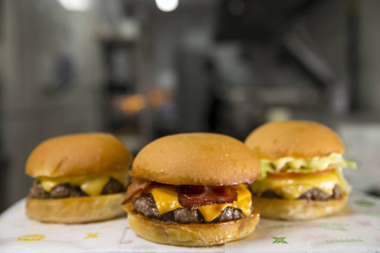 Sanduíches da Burger X, hamburgueria paulistana que faz delivery via aplicativos 