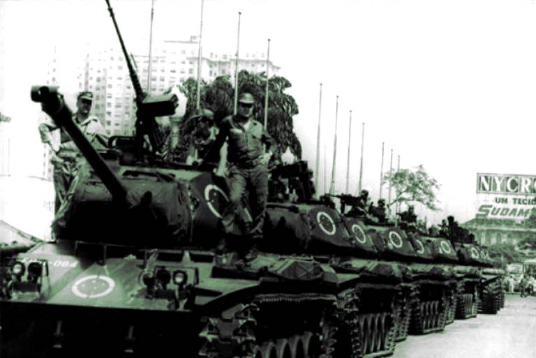 Tanques nas ruas do Rio durante a ditadura