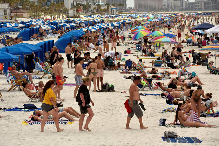 Praia na Flórida cheia de turistas durante as férias da primavera mesmo após o início do surto de coronavírus 