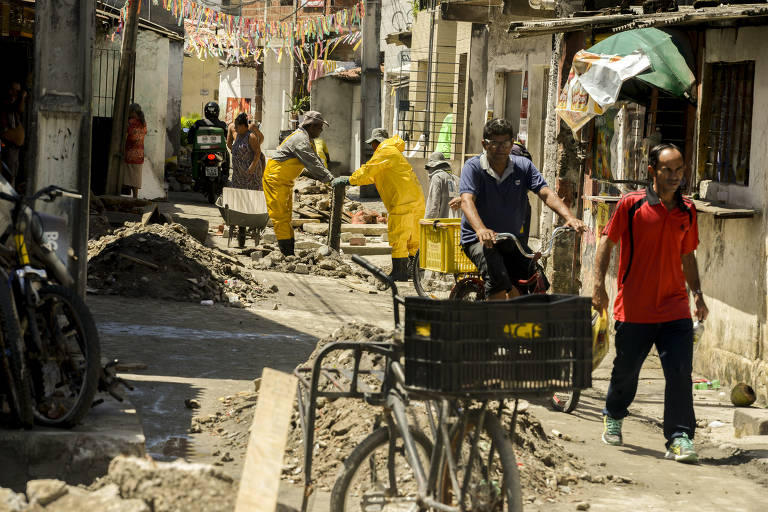 Perto da casa de Eliane, a rua Boa Ventura mostra-se movimentada, com operários da prefeitura trabalhando, por exemplo