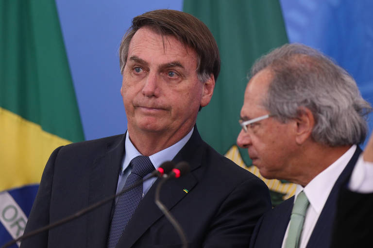 Presidente Jair Bolsonaro e o ministro da economia Paulo Guedes durante pronunciamento à imprensa no Palácio do Planalto para falar sobre as medidas de combate ao Coronavírus